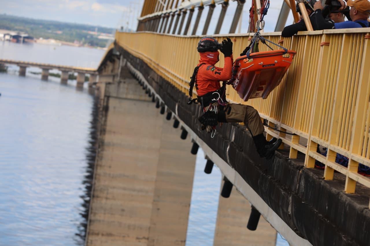 Corpo de Bombeiros simula resgate de vítimas durante treinamento na ponte Phelippe Daou